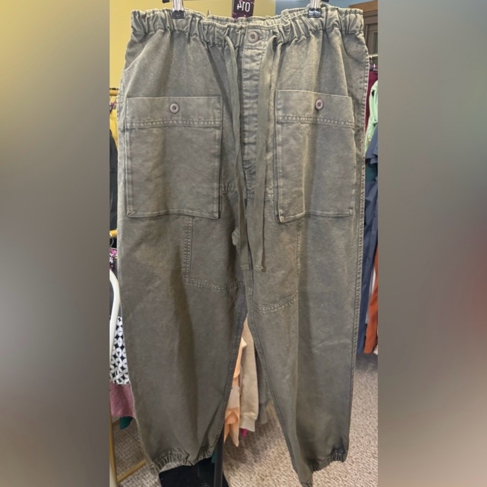 NWT Free People River Stone
Pants - Muted Basil / Army
Green - Large - Picture 5 of 8